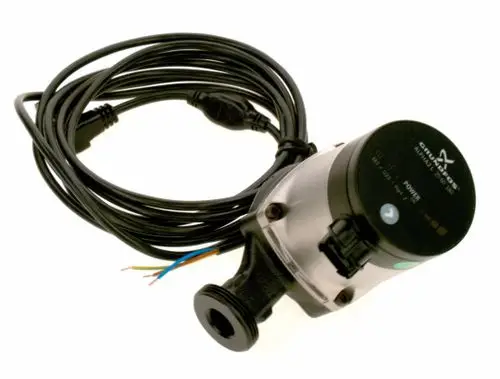 Bosch Pumpe mit Anschlusskabel und Stecker. Das Gerät verfügt über farbige Drähte für die elektrische Verbindung und ist für den Einsatz in Heizsystemen geeignet.